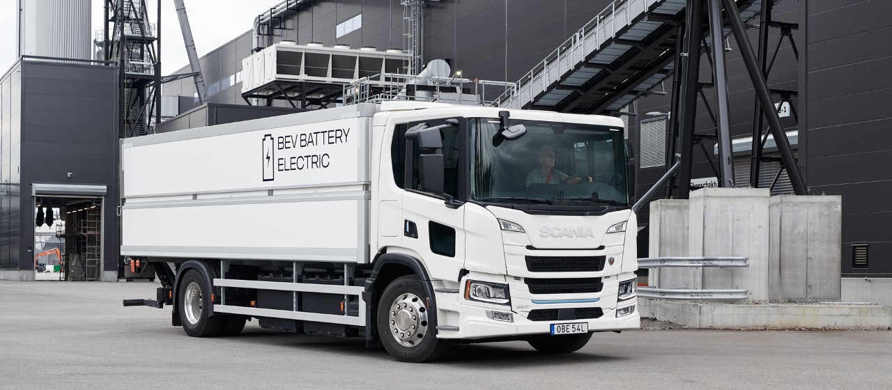 Scania förser Falkenklev Logistik med fem batteridrivna fordon och 1,6 MW laddutrustning till Sveriges största publika laddplats för el-lastbilar
