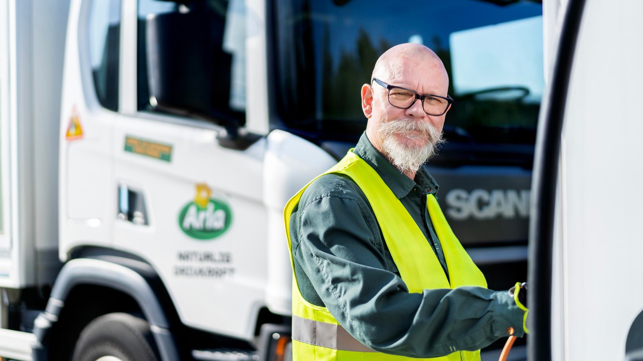 Laddar Scania ellastbil hos Arla