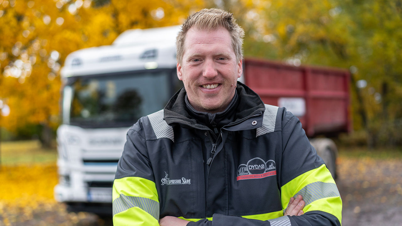 Förare framför en lastbil