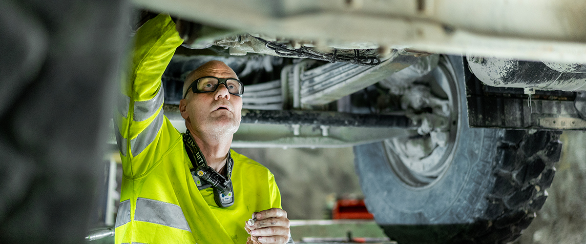 Servicetekniker kontrollerar lastbil