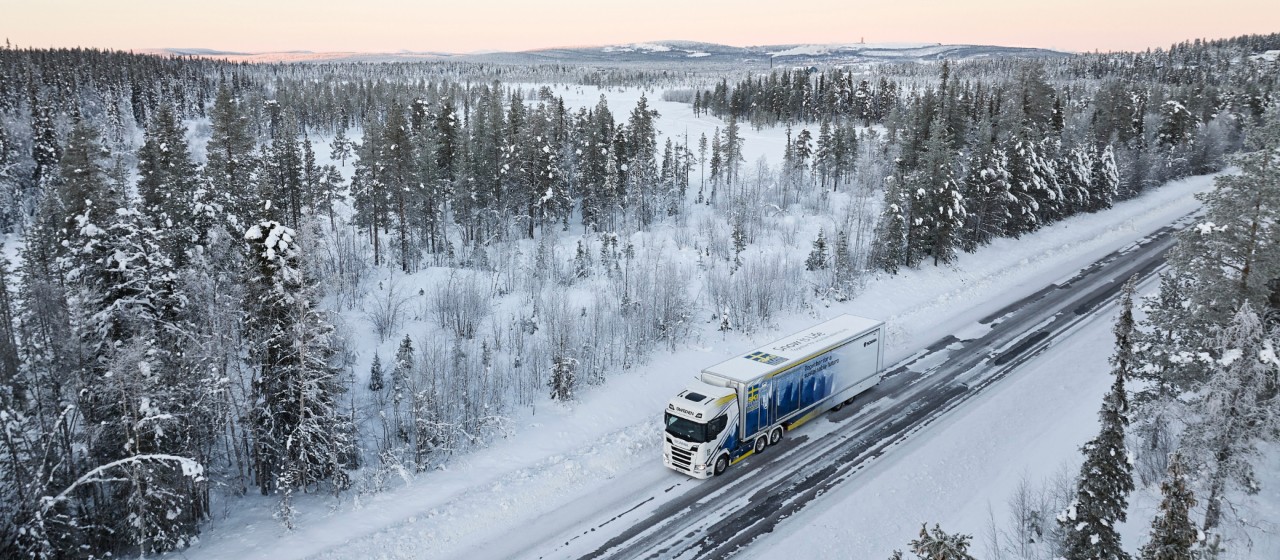 Scania Super lastbil på vinterväg