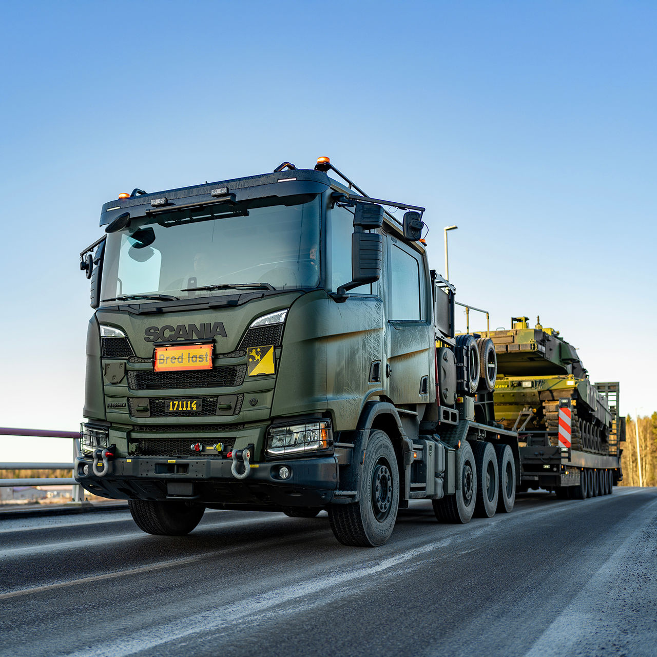 Tungdragarekipage med trailer och stridsvagn
