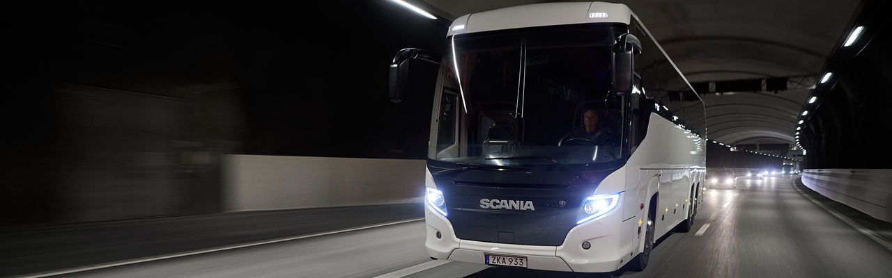 Scania Touring-buss i tunnel