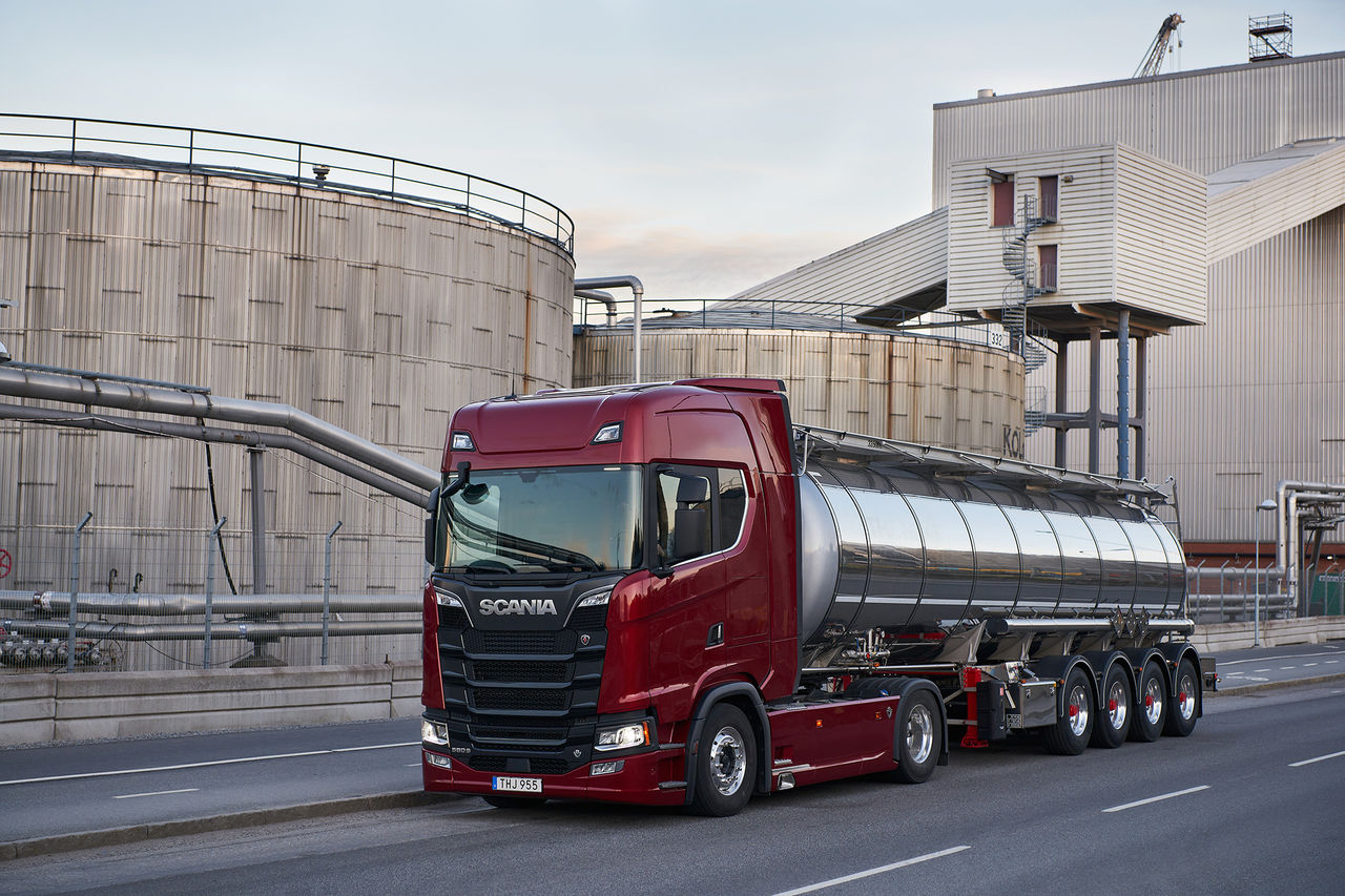Scania 580 S V8 4x2 Highline with tanker trailer 
