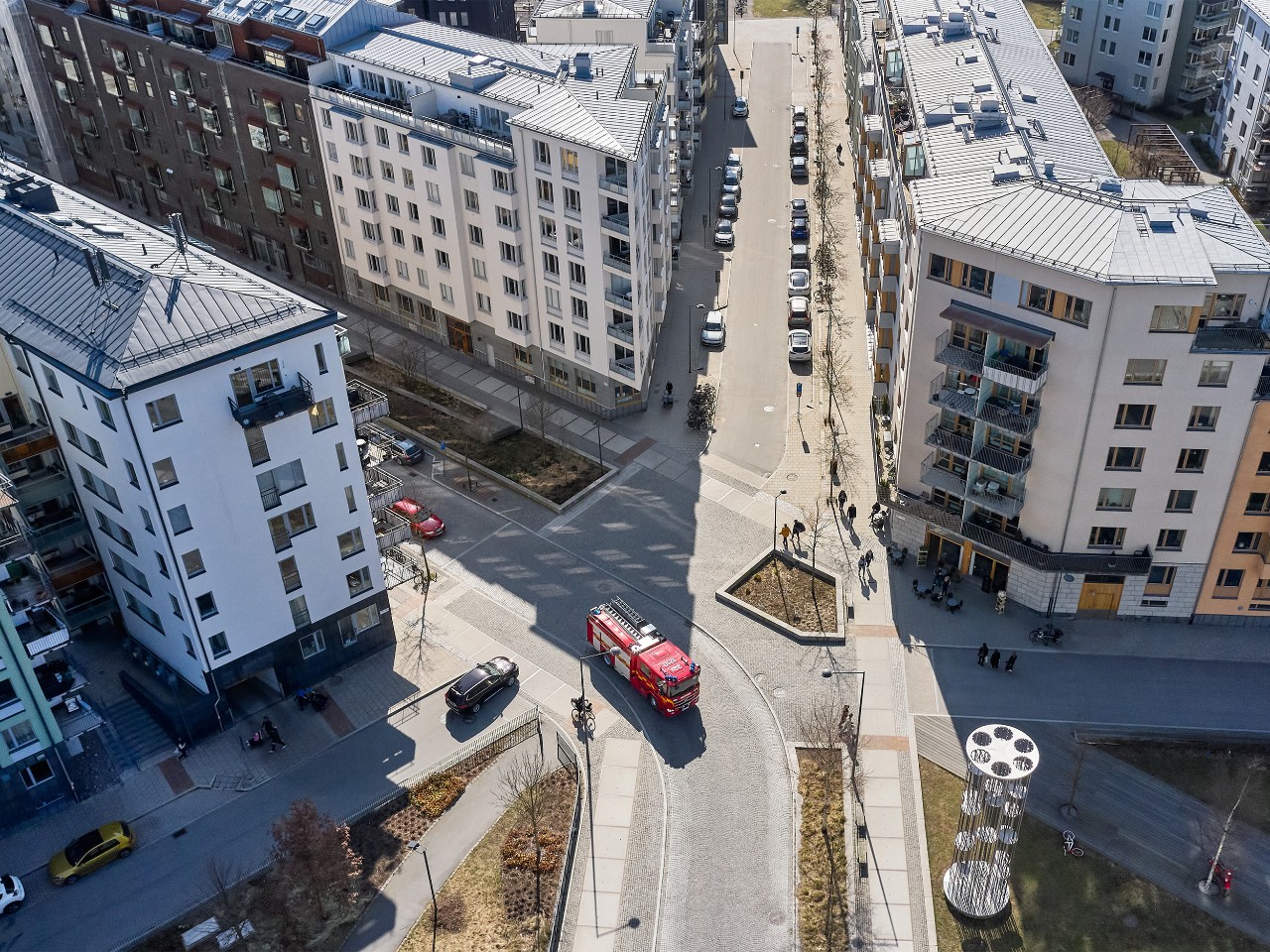 Flygfoto av släckbil körandes i stadsmiljö