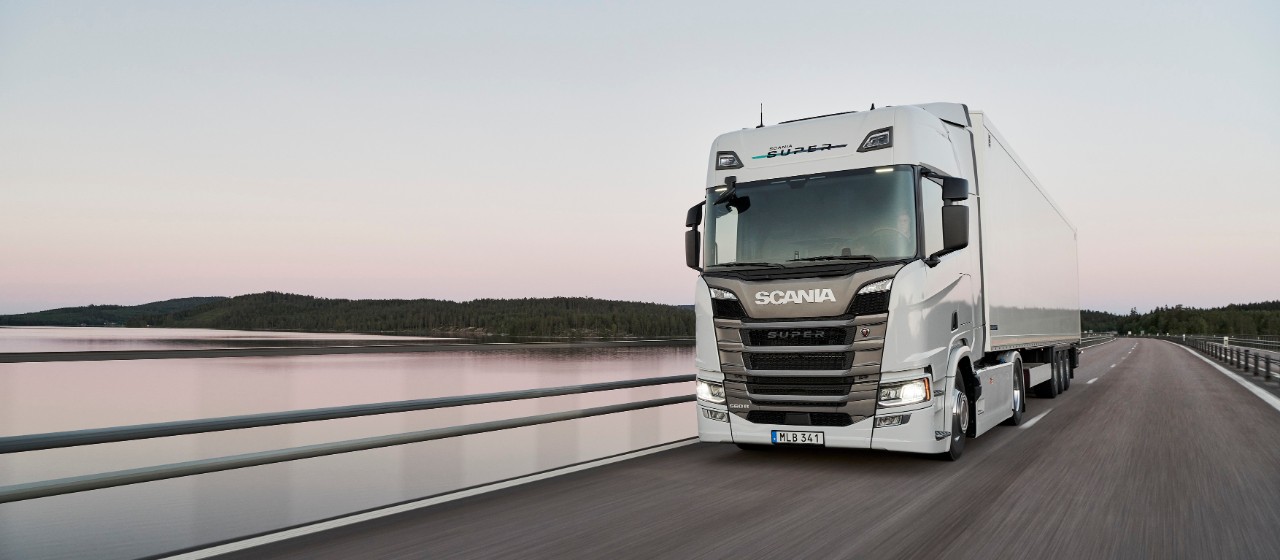 Scania 560 R 4x2 Super fjärrtransport körandes över en bro vid Höga Kusten i Sverige