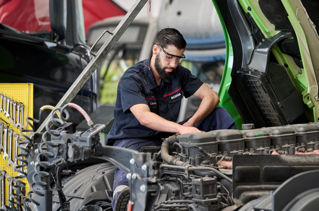 Servicetekniker utför reparation av en lastbilsmotor