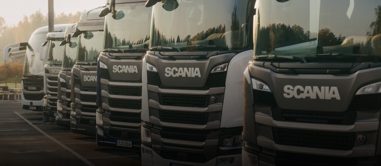 Scania lastbilar och bussar på rad