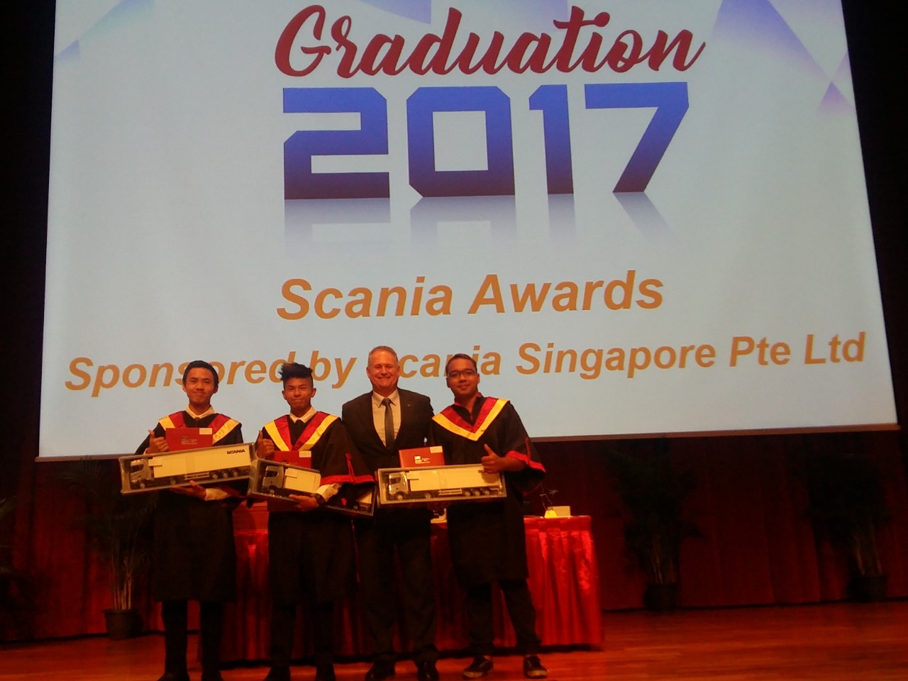 TOP ITE GRADUATES CONTINUE TO RECEIVE SCANIA SINGAPORE AWARDS 2017