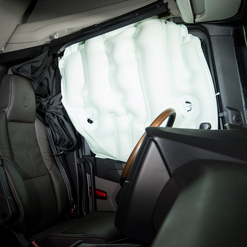 Aktivovaný bočný okenný airbag