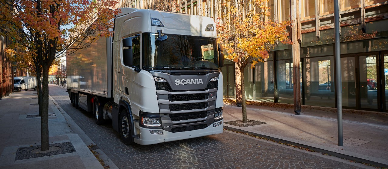  Scania  R410 สีขาวบนถนนในเมืองเล็ก ๆ 