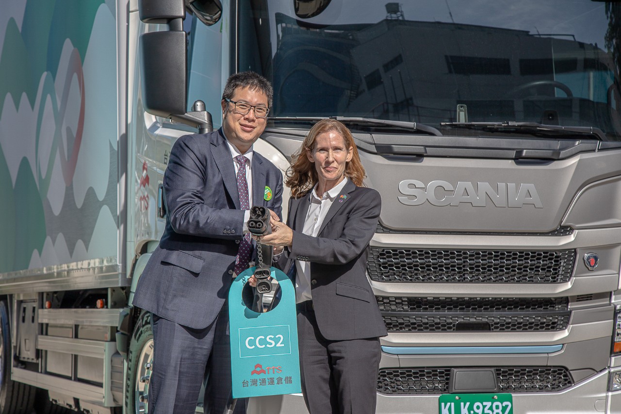 SCANIA 交付台灣通運26噸電動大貨車