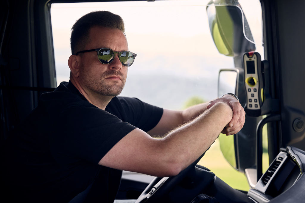 戴墨鏡的司機正在思考