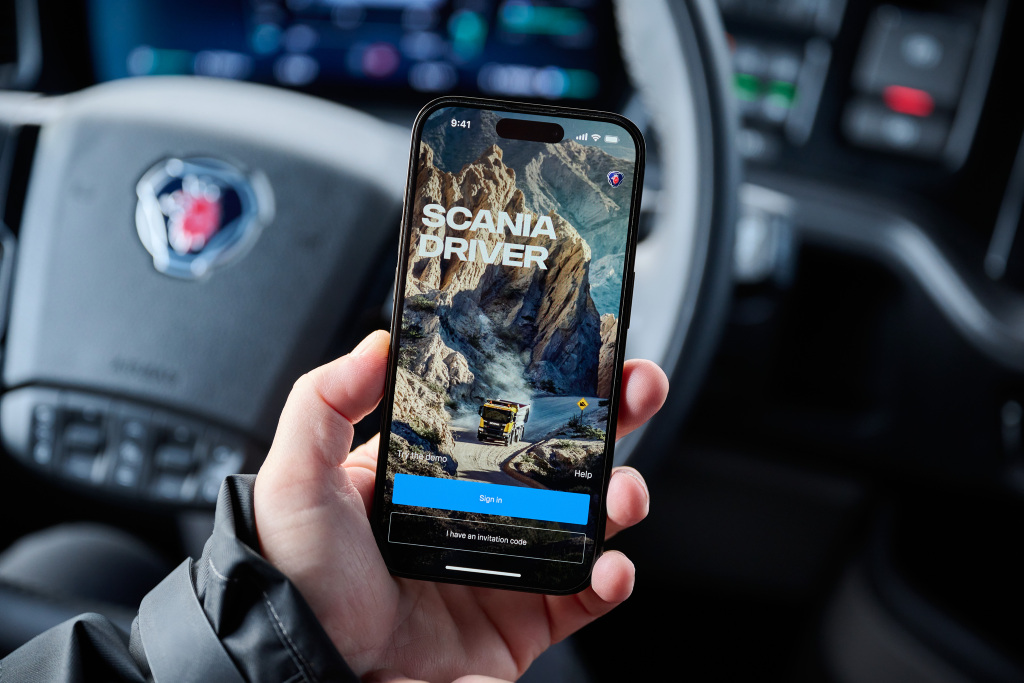 車隊管理者看著手機資訊