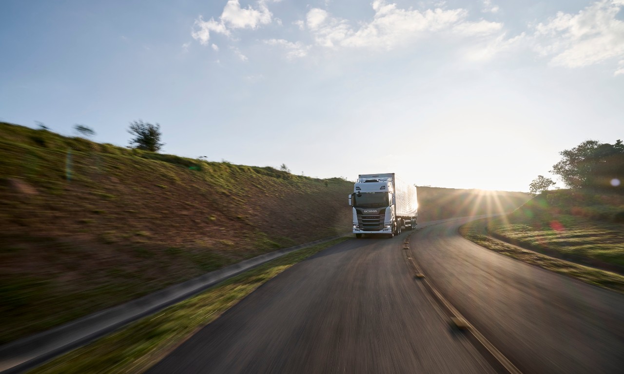 Gari la Scania R-series kwenye barabara kuu