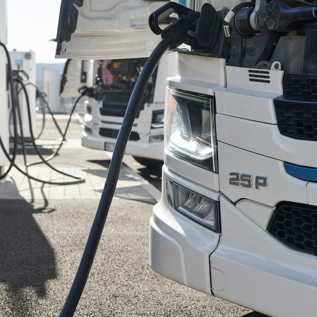 Scania запускає сервіс для спрощення громадської зарядки електричних вантажівок та автобусів