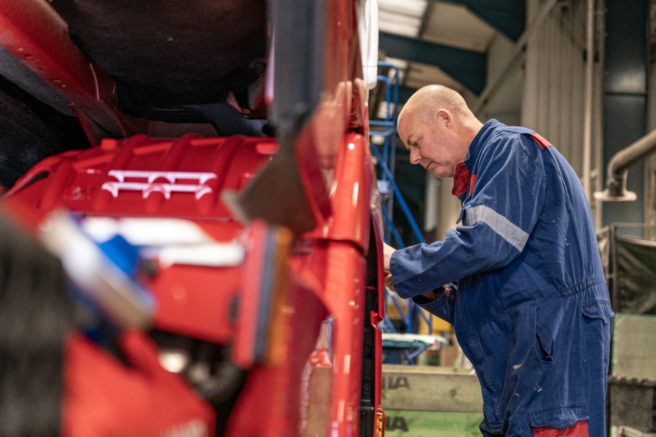 Scania colleauge working on truck