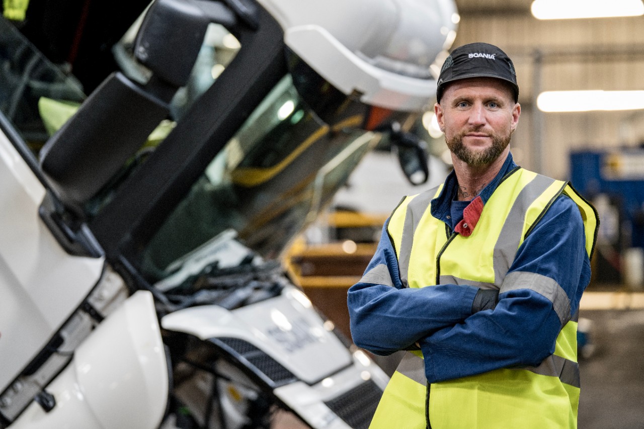 Scania colleauge working on truck