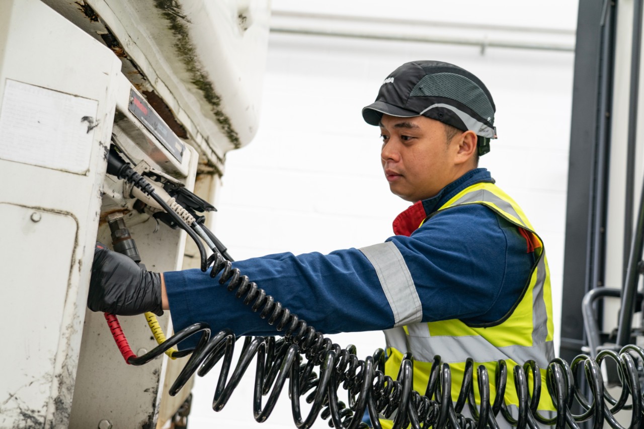 Scania colleauge working on truck in hard hat