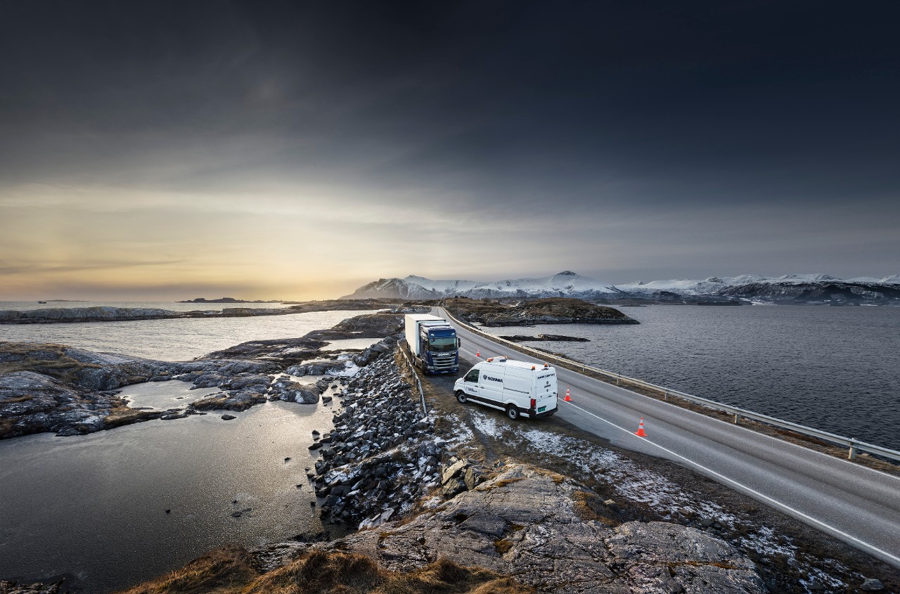 Scania Assistance van on side of the road with Scania truck