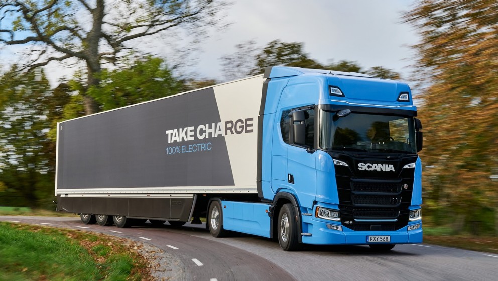 Blå elektrisk Scania-lastbil på en landevej