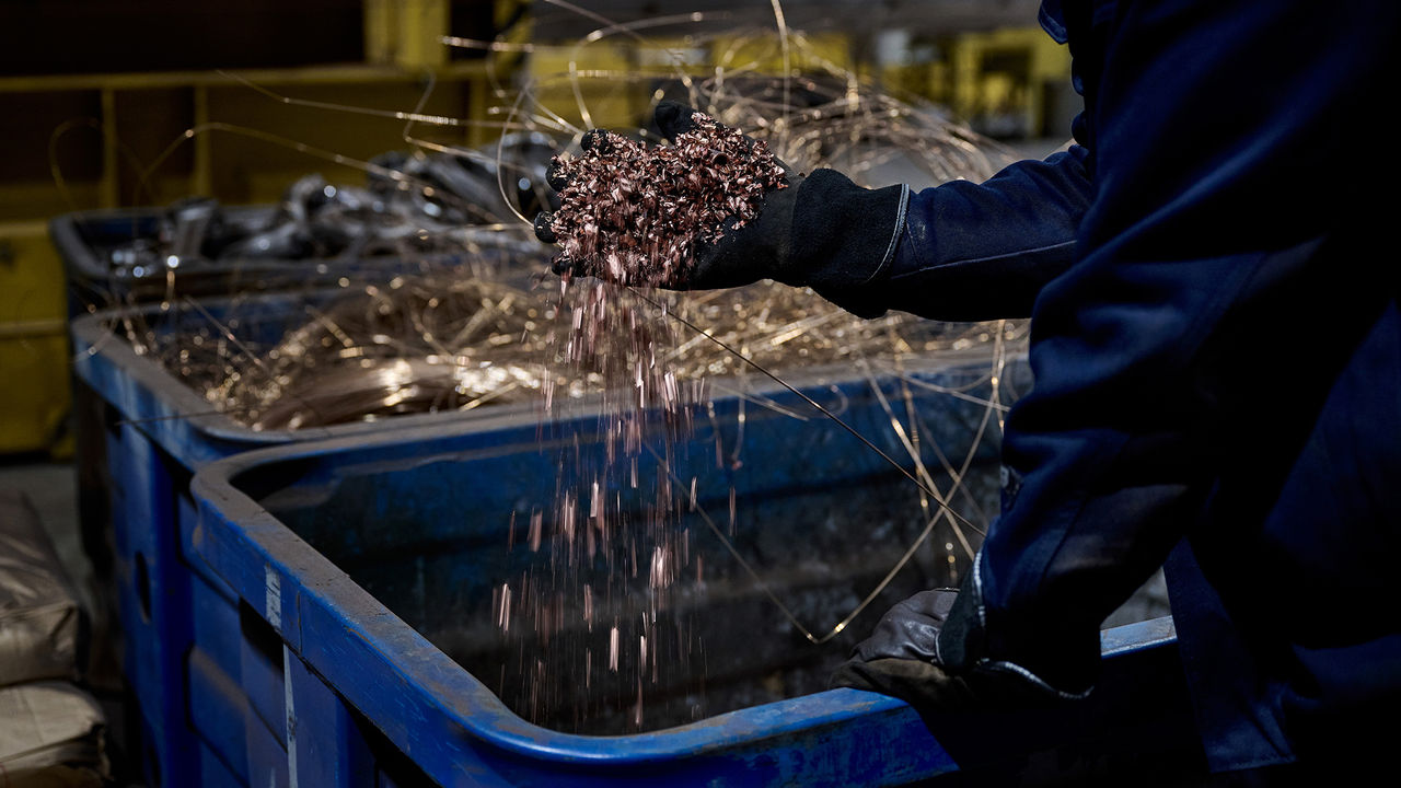 A Scania employee holding copper scrap sourced from Scania's Oskarshamn site.